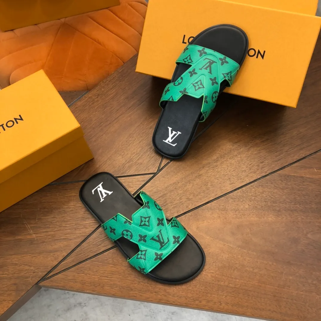 Factory price: 270💰LV counters are selling new brand luxury men's slippers, casual, loose and comfortable. The must-have model in the picture above [Happy][Happy], multiple colors available Size: 38-44, customized 45